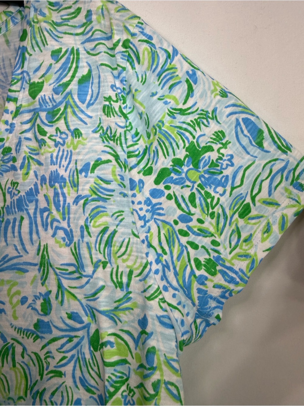 NWT Lilly Pulitzer Etta V-Neck Tee Dandy Lions Hydra Blue, size M - Picture 4 of 8